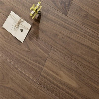 Pavimenti in legno di noce di colore naturale